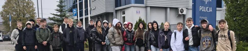 Uczniowie klasy mundurowej z wizytą w komendzie powiatowej policji w Opocznie