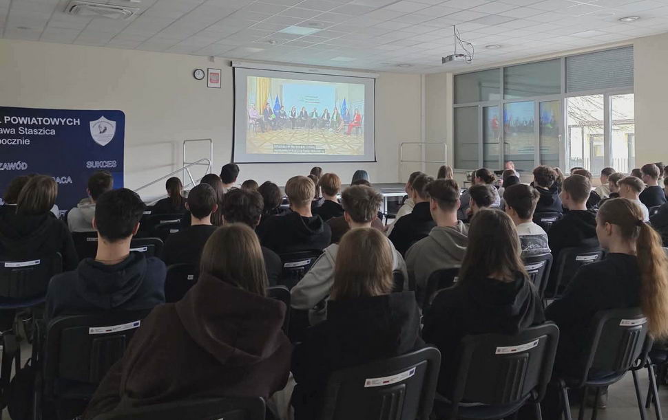 Na czym polega praca adwokata, sędziego, radcy prawnego, notariusza, prokuratora oraz komornika?