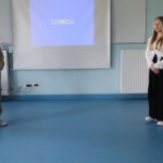Wspólne zajęcia słuchaczy Uniwersytetu Trzeciego Wieku (grupa języka niemieckiego) z uczniami Technikum (grupa języka niemieckiego – uczniowie z klasy 1 AUA kształcący się w zawodach technik automatyk i technik analityk)