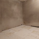 Zdjęcie nr 5. Warstwa izolacji cieplnej ze styropianu oraz wykonane tynki ścian w pomieszczeniu zaplecza rehabilitacji w Specjalnym Ośrodku Szkolno-Wychowawczym w Opocznie.