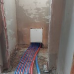 Zdjęcie nr 7. Rozprowadzenie przewodów instalacji centralnego ogrzewania z rozdzielacza w posadzce w Specjalnym Ośrodku Szkolno-Wychowawczym w Opocznie.