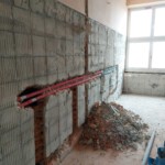 Zdjęcie nr 8. Roboty rozbiórkowe węzła sanitarnego w budynku głównym na II piętrze w I Liceum Ogólnokształcącym im. Stefana Żeromskiego w Opocznie.