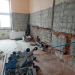 Zdjęcie nr 9. Roboty rozbiórkowe węzła sanitarnego w budynku głównym na II piętrze w I Liceum Ogólnokształcącym im. Stefana Żeromskiego w Opocznie.