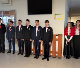 Szkoła do hymnu