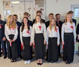 Szkoła do hymnu