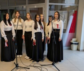 Szkoła do hymnu