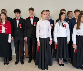 Szkoła do hymnu