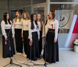 Szkoła do hymnu