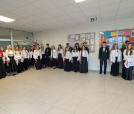 Szkoła do hymnu