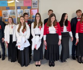 Szkoła do hymnu