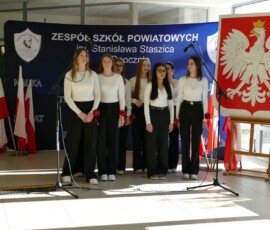 Szkoła do hymnu