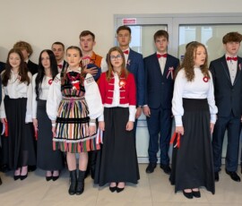 Szkoła do hymnu
