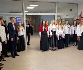 Szkoła do hymnu