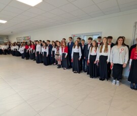 Szkoła do hymnu