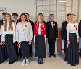 Szkoła do hymnu