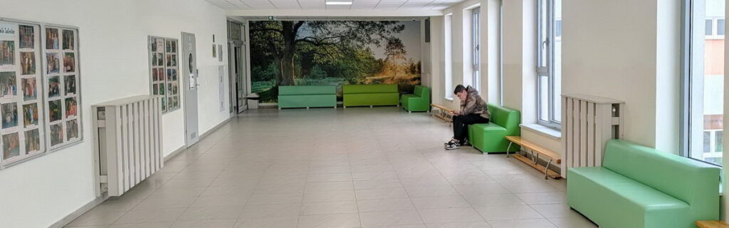 Baza szkoły - szkolny korytarz