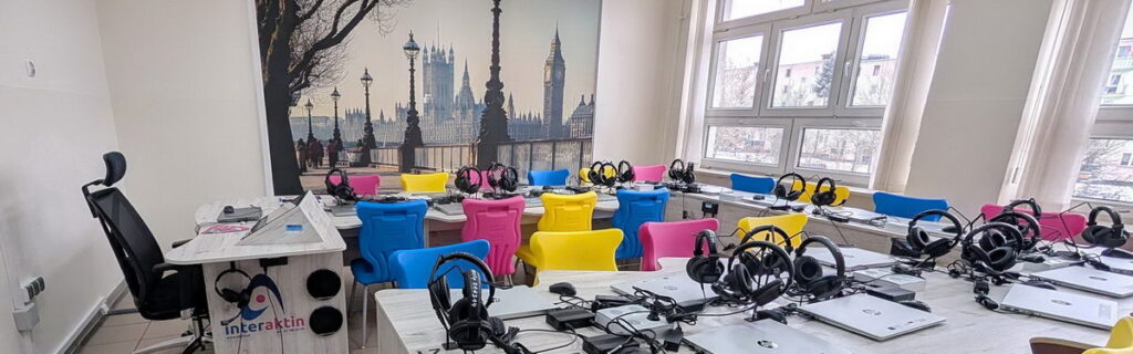 Baza szkoły - pracownia języka angielskiego