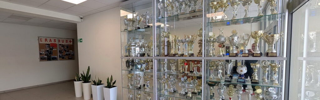 Baza szkoły - szkolny korytarz