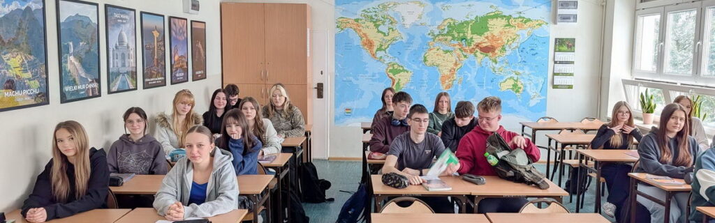 Baza szkoły - pracownia geograficzna