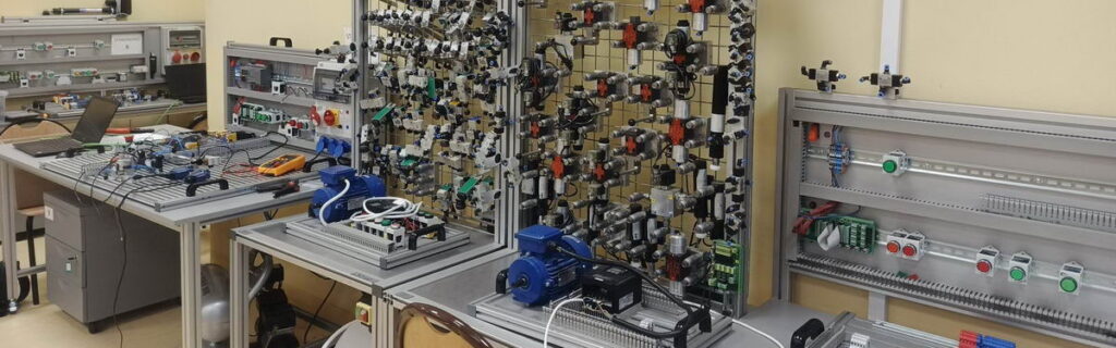 Baza szkoły - pracownia mechatroniki