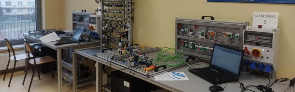 Baza szkoły - pracownia mechatroniki
