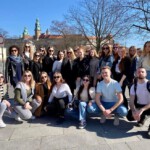 Wycieczka tegorocznych maturzystów do Państwowego Muzeum Auschwitz-Birkenau w Oświęcimiu - zdjęcie grupowe uczestników