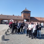 Wycieczka tegorocznych maturzystów do Państwowego Muzeum Auschwitz-Birkenau w Oświęcimiu - zdjęcie grupowe uczestników wycieczki