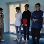 Wspólne zajęcia słuchaczy Uniwersytetu Trzeciego Wieku (grupa języka niemieckiego) z uczniami Technikum (grupa języka niemieckiego – uczniowie z klasy 1 AUA kształcący się w zawodach technik automatyk i technik analityk)