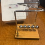 Zdjęcie nr 9. Wahadło Newtona.